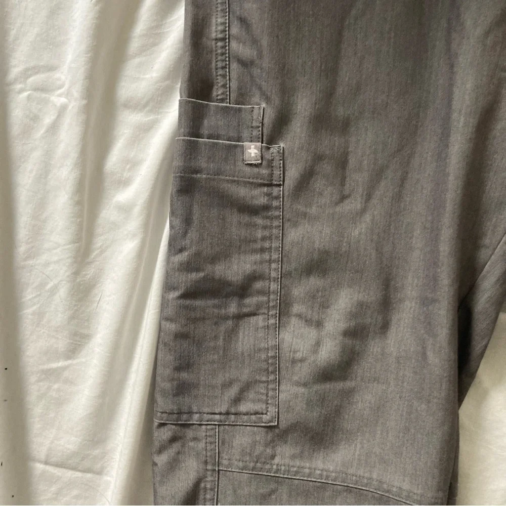 Figs Men’s Axim Cargo Scrub Pants Size Medium Short Gray
